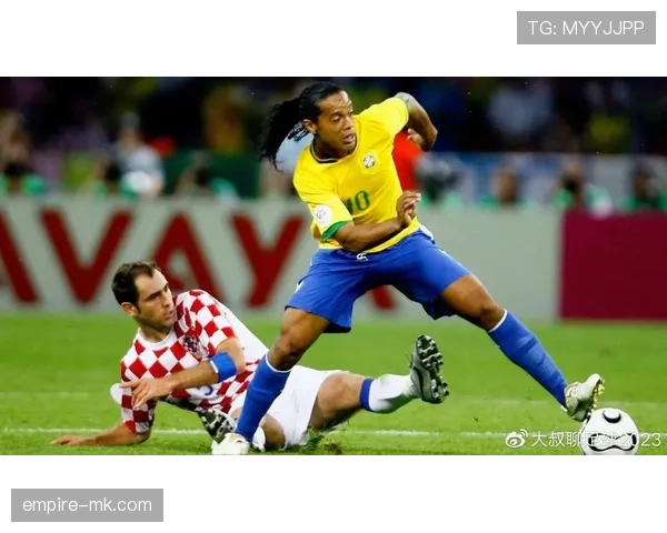 罗纳尔迪尼奥白天像隔壁大叔买菜，晚上像巡回秀开趴，反差也太奢侈了吧